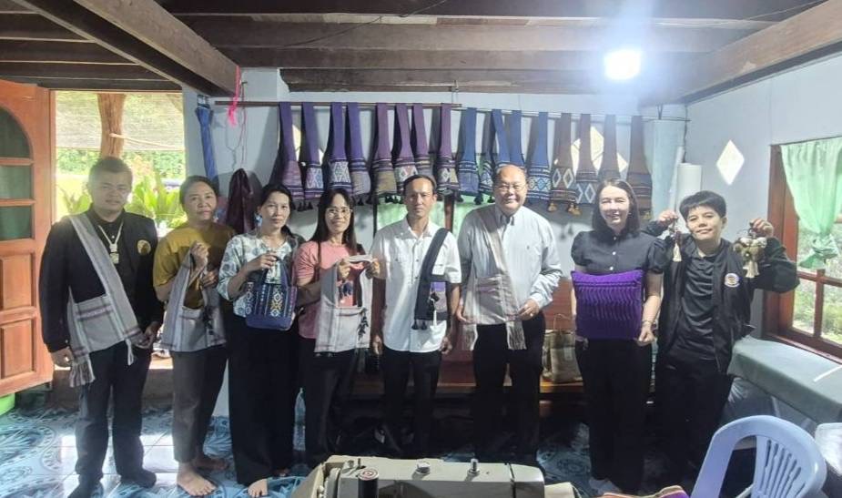 ”นายอำเภอบ้านโคกลงพื้นที่เยี่ยมเยียน ให้กำลังใจผู้ผลิต ผู้ประกอบการ OTOP กลุ่มพัฒนาอาชีพบ้านห้วยไผ่“
