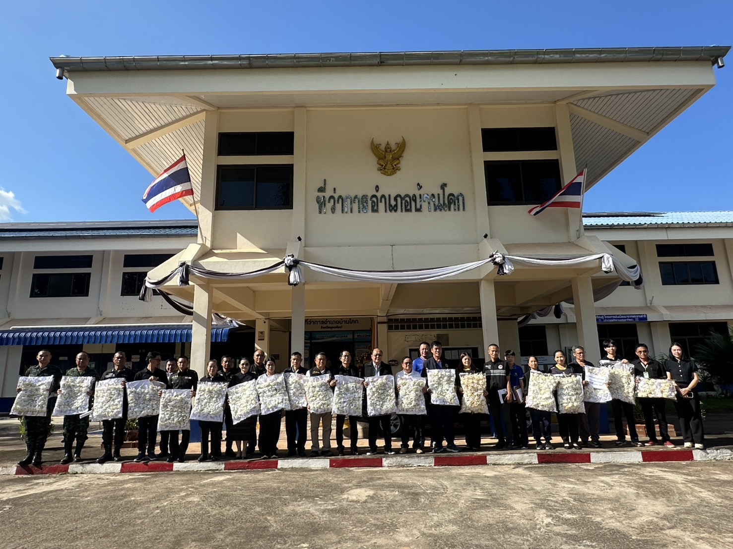 “อำเภอบ้านโคก จัดพิธีส่งมอบดอกไม้จันทน์ จำนวน 9,800 ดอก เพื่อแสดงความจงรักภักดีและน้อมรำลึกในพระมหากรุณาธิคุณ”